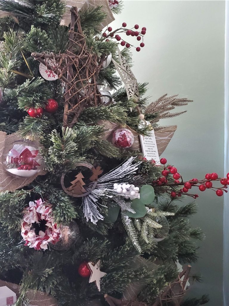 Step By Step Instructions On How to Decorate  Christmas Trees