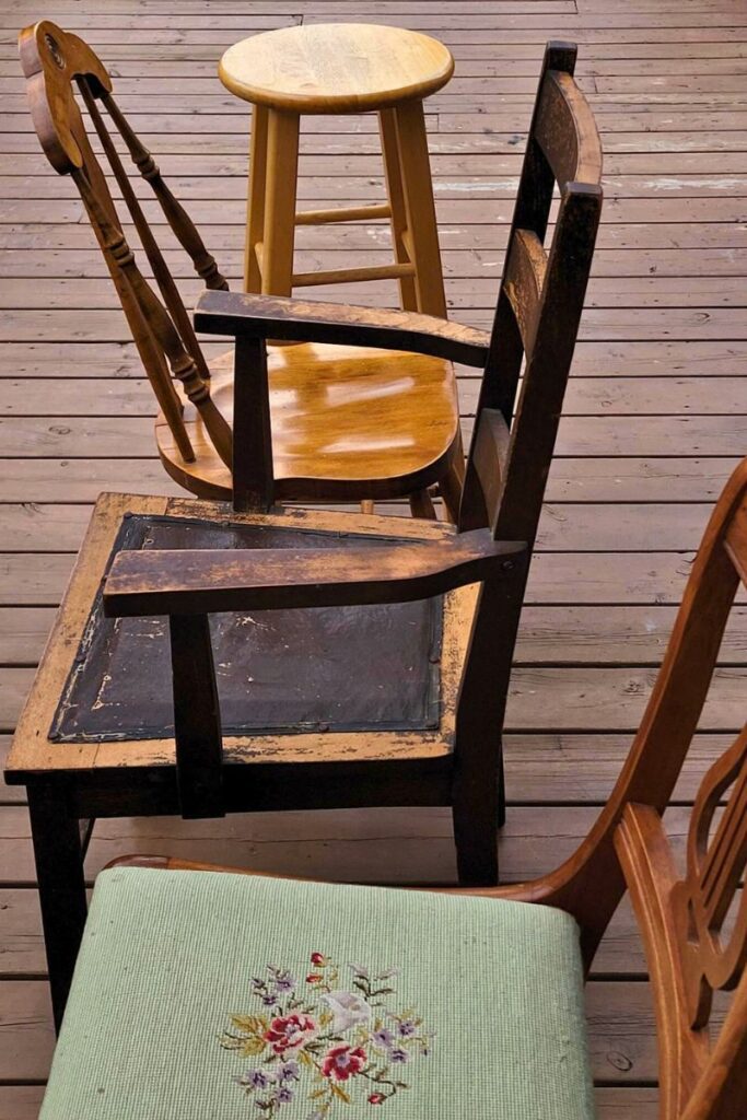 Chairs lined up to sell on Kijiji